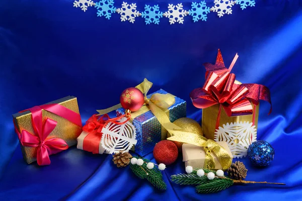 自制圣诞礼品盒和装饰在蓝色丝绸背景 — 图库照片