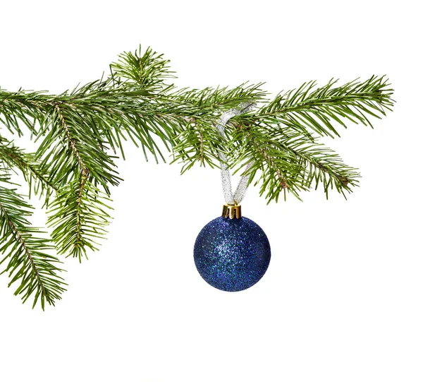 Blauwe Bal Kerstdecoratie Opknoping Pine Tak Geïsoleerd Witte Achtergrond Rechtenvrije Stockfoto's
