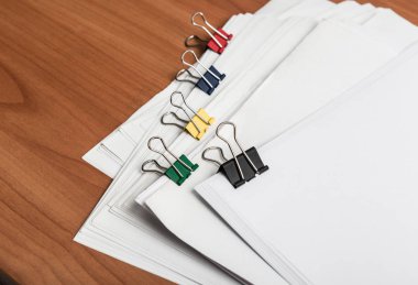 Beyaz kağıt belge renk kliplerle