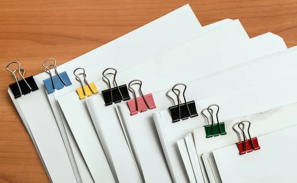 Plantilla de documento de papel con clips de metal de color —  Fotos de Stock