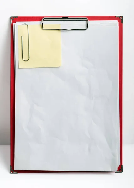 Blanco verfrommeld papier en sticker op Klembord — Stockfoto
