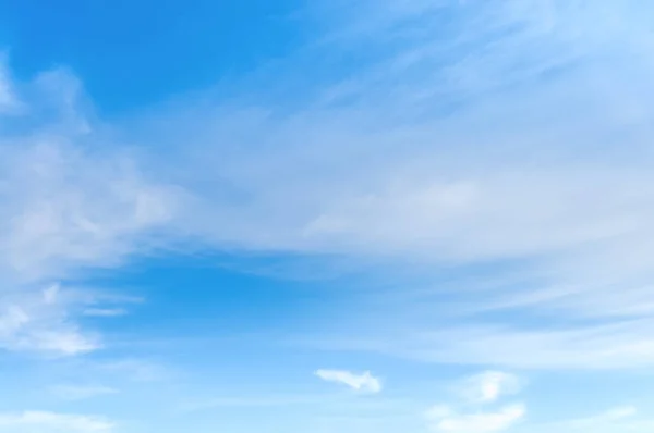 蓝色天空的背景与白色软的云彩 — 图库照片