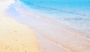 Kumsalda deniz dalgaları