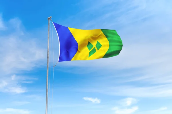 Saint Vincent en de Grenadines vlag over blauwe hemel achtergrond — Stockfoto