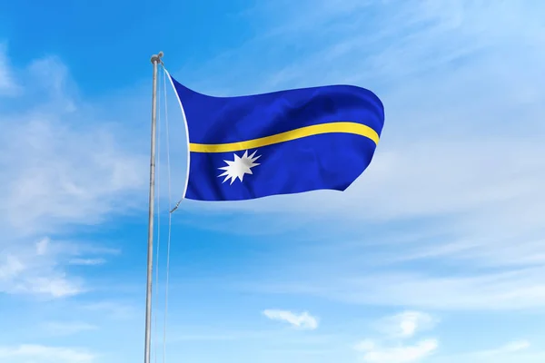 Nauru vlag over blauwe hemel achtergrond — Stockfoto