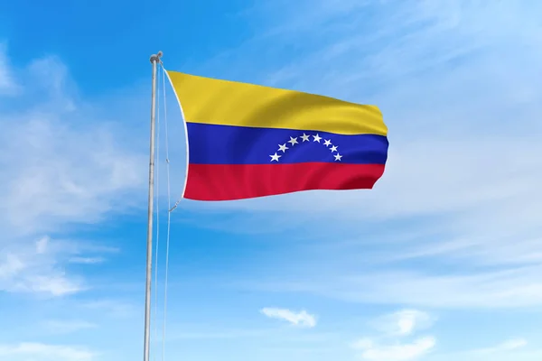 Флаг Венесуэлы на голубом фоне неба — стоковое фото