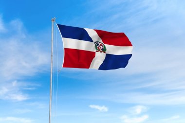 Mavi gökyüzü arka plan üzerinde Dominik Cumhuriyeti bayrağı