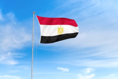 Mavi gökyüzü arka plan üzerinde Mısır bayrağı