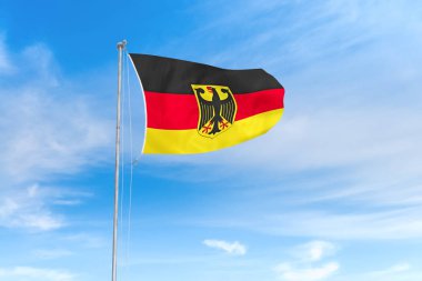 Mavi gökyüzü arka plan üzerinde Almanya bayrağı