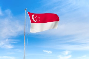 Mavi gökyüzü arka plan üzerinde Singapur bayrağı