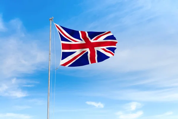 Bandeira do Reino Unido sobre fundo céu azul — Fotografia de Stock