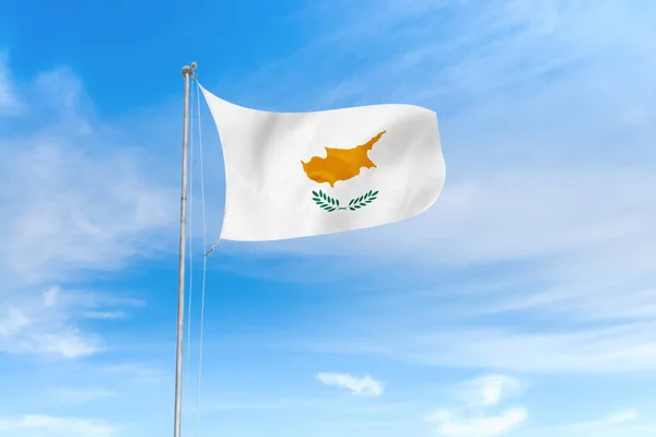 Cyprus vlag over blauwe hemel achtergrond — Stockfoto