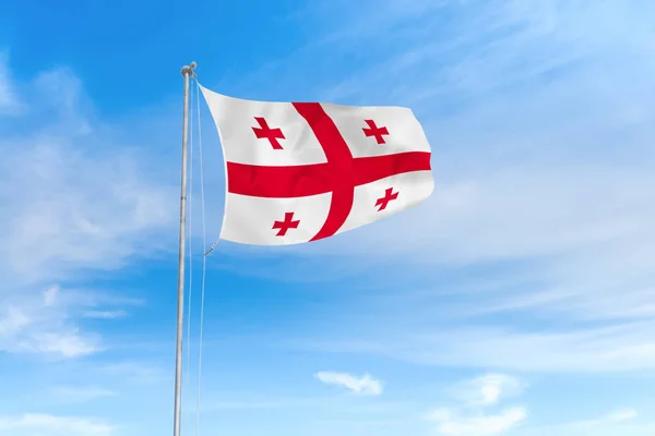 Vlajka Gruzie na pozadí modrého nebe — Stock fotografie