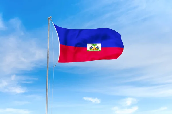 Haïti vlag over blauwe hemel achtergrond — Stockfoto