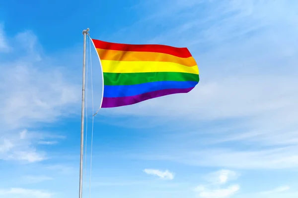 Rainbow Pride гей ЛГБТ-флаг на фоне голубого неба — стоковое фото