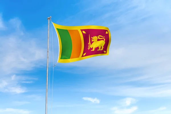 Steagul Sri Lanka pe fundalul albastru al cerului — Fotografie, imagine de stoc