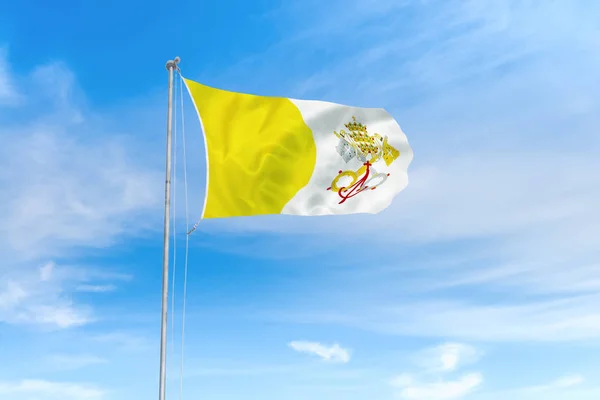 Vatikánská vlajka nad modrými nebeskou pozadím — Stock fotografie