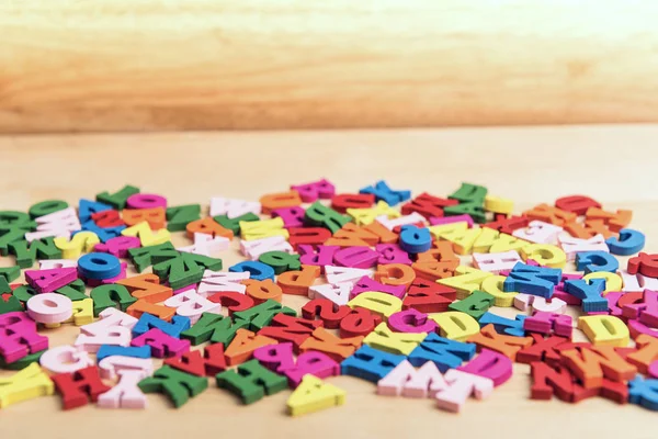 Inglese colorato alfabeto abc blocco lettere di legno. Istruzione e formazione — Foto Stock