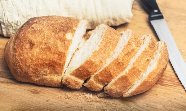 Chleb ciabatta bochenek plasterki na drewnianej płycie — Zdjęcie stockowe