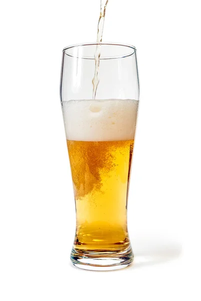 Пінтовий келих, наповнений пивом, ізольований відсічним контуром — стокове фото