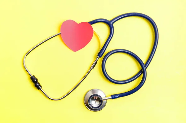 Naklejka stetoskopowa i czerwona forma serca — Zdjęcie stockowe