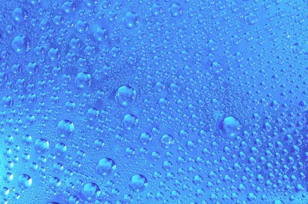 Gota de agua fondo azul de color — Foto de Stock