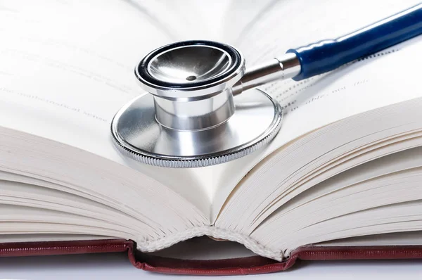 Medische stethoscoop over boek — Stockfoto
