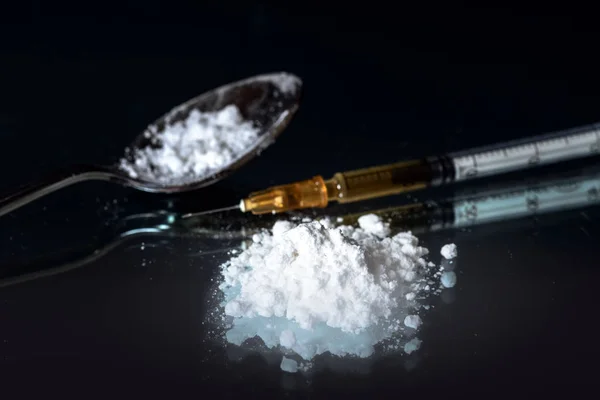 Syringe and drug on spoon — Stock Photo, Image