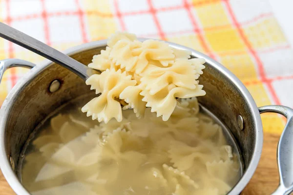 Kokt varm farfalle på pasta sked — Stockfoto