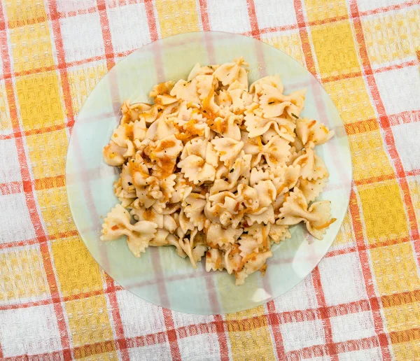 Kokt farfalle pasta serveras tomatsås — Stockfoto