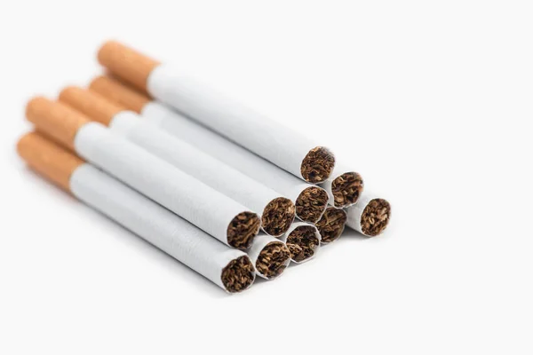 Pilha de cigarros no fundo branco — Fotografia de Stock