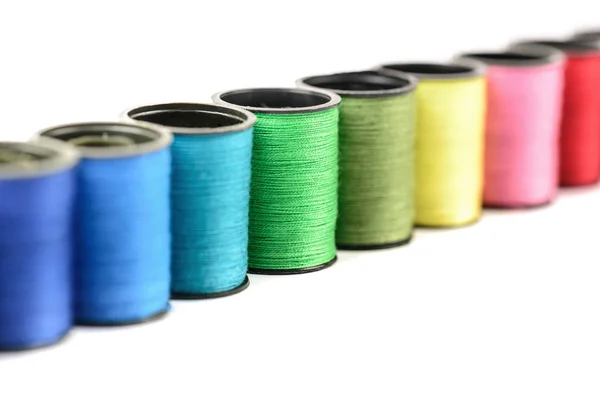 Duhové uspořádané barevné cívkové nitě — Stock fotografie