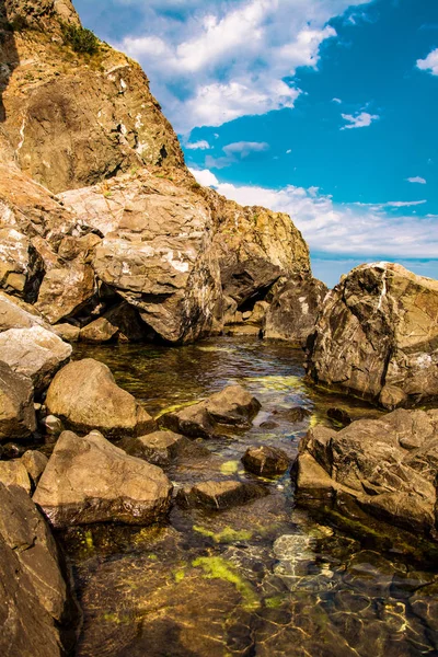 Rock Mountain Med Blå Mulen Himmel Och Hav Krim Ukraina Royaltyfria Stockbilder