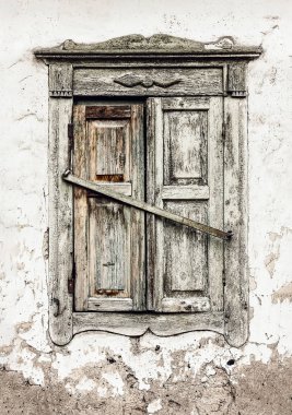 Yaşanmaz evi. Eski pencere kapalı panjurlar ve demir kilit ile.