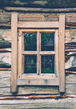 Eski ahşap duvar ile bir pencere. Yakın çekim. Ukrayna