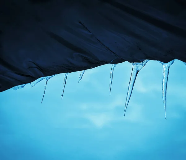 Zima Tle Sople Tle Niebieskiego Nieba Szczelnie Góry — Zdjęcie stockowe