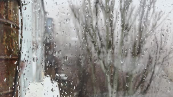 Dia Chuvoso Chuva Cai Deslizando Sobre Vidro Janela Close — Vídeo de Stock