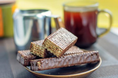 Bir fincan kahve, çikolatalı waffle ve bir sürahi süt