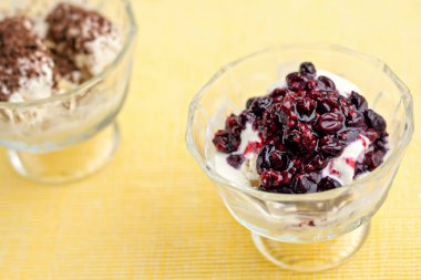 Sarı masa peçete çikolata ve kuş üzümü reçeli ile dondurma tatlısı. Seçici odaklama