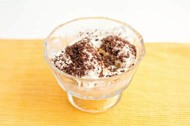 Sarı masa peçete çikolata ve kuş üzümü reçeli ile dondurma tatlısı. Seçici odaklama