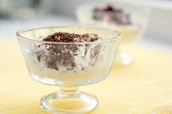 Glass dessert med choklad och vinbärs sylt på gult bord-servett. Selektivt fokus — Stockfoto