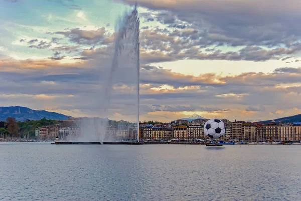Euro 2008 topu ile çeşme jet d'eau görünümü. Cenevre Gölü üzerinde büyük bir futbol topu ve jet d'eau ile Cenevre tarihi merkezi görünümü. İsviçre. 2008 Baharı Stok Fotoğraf