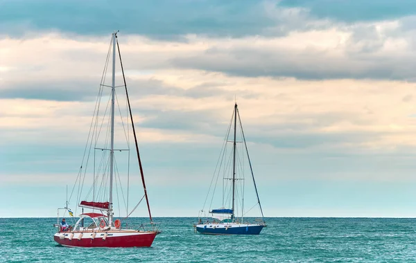 Két jachtok és kék víz-óceán Stock Kép