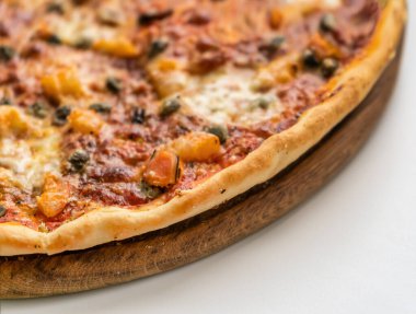 Beyaz arka planda deniz ürünleri olan İtalyan pizzası.