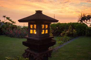 dinlenme Bali, okyanusu yakınlarındaki parkta güzel gün batımı