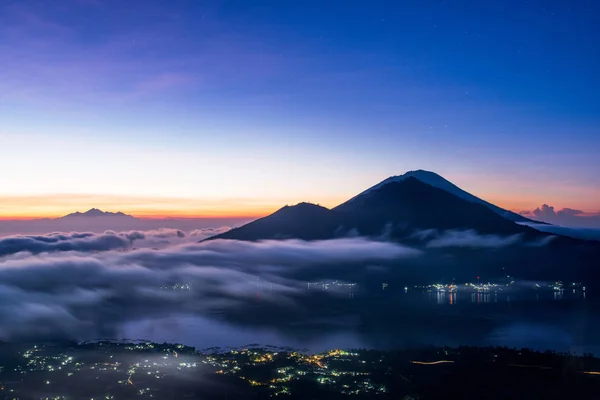 黎明在巴厘岛苏黑巴托尔火山在印度尼西亚与湖和云彩的看法 — 图库照片