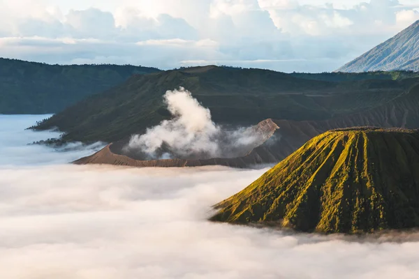 Nebbia Sul Vulcano Mattino — Foto Stock