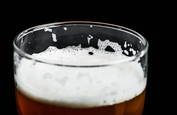 Schaum Setzt Sich Einem Bier Kraftbier Einem Glas Auf Schwarzem — Stockfoto