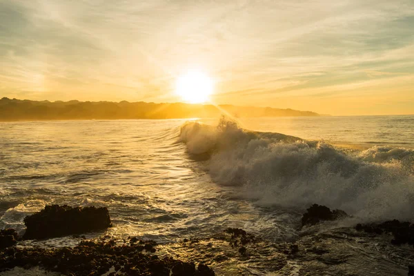 インド洋の波がビーチに一日の日没時ロールします — ストック写真
