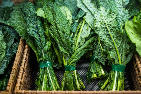 Green Cabbage Kale Grocery Store Shelf — Stock Photo, Image